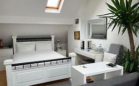 Sabrinas Studio Bb&B